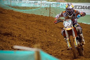 球天下体育娱乐平台-费德勒新规引爆公牛争议，优雅与野性的网坛碰撞